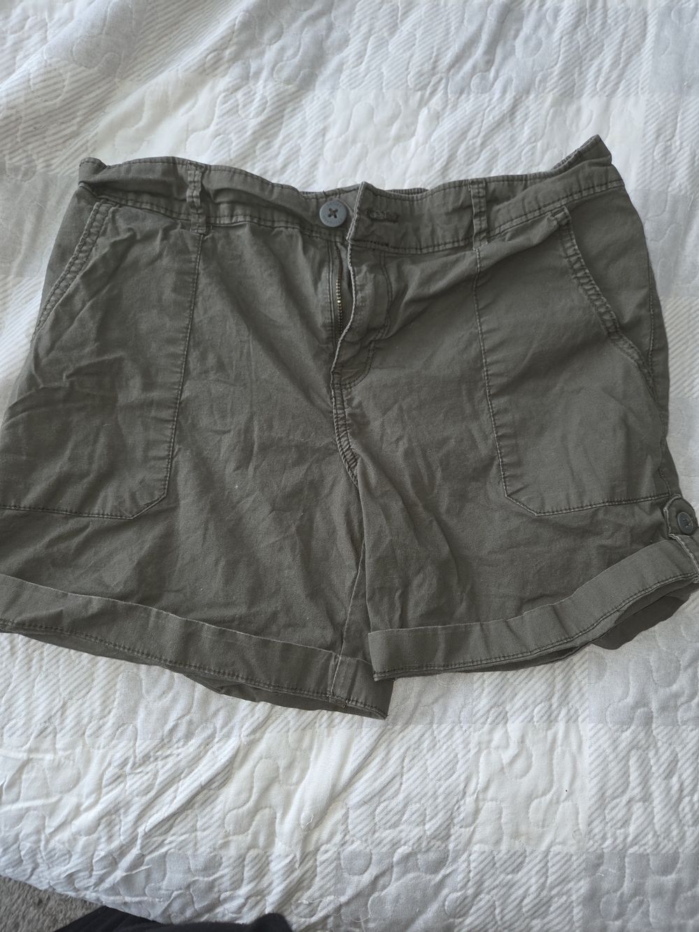 Casual Olive Roll-Hem Utility Shorts